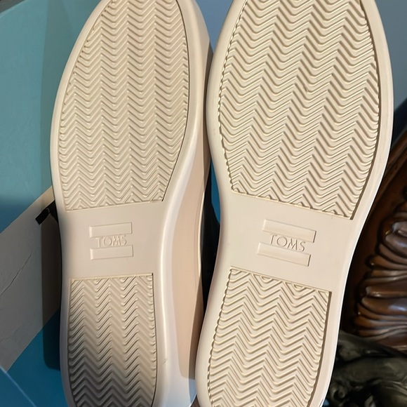 New in box TOMS Jami size 9 Grey suede - Picture 4 of 5